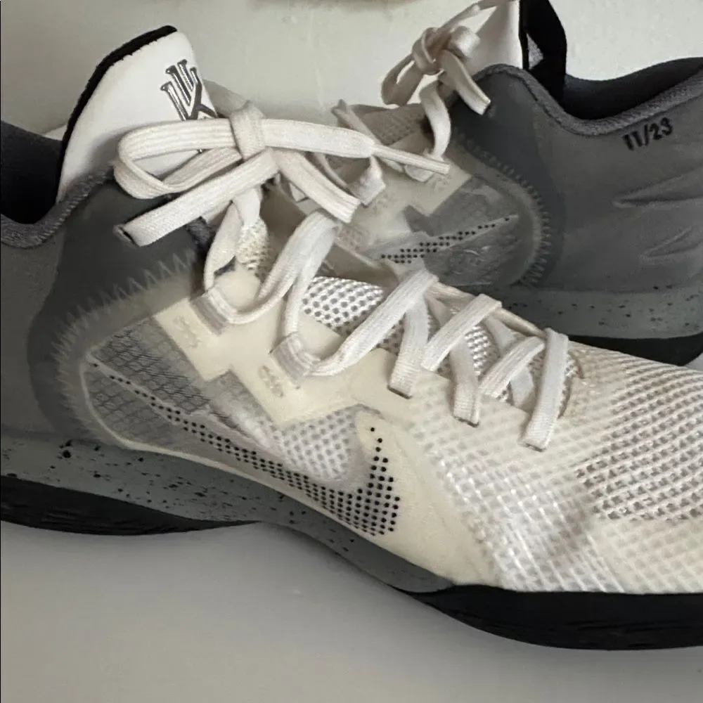Nike Boys Kyrie Flytrap 5 DD0340-112 White Basketball EUC